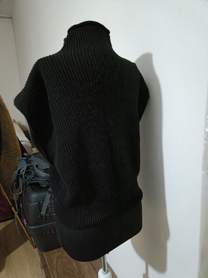 Siyah Yüksek Yakalı Örgü Kolsuz Kadın Kazak - Görsel 4