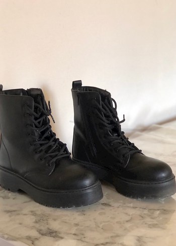 LC Waikiki Siyah Deri Kadın Bot
