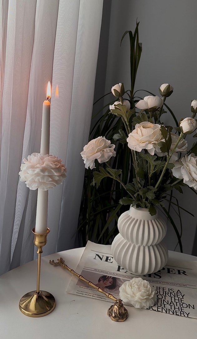 Beyaz Dekoratif şakayıklı şamdan mumu - Görsel 2