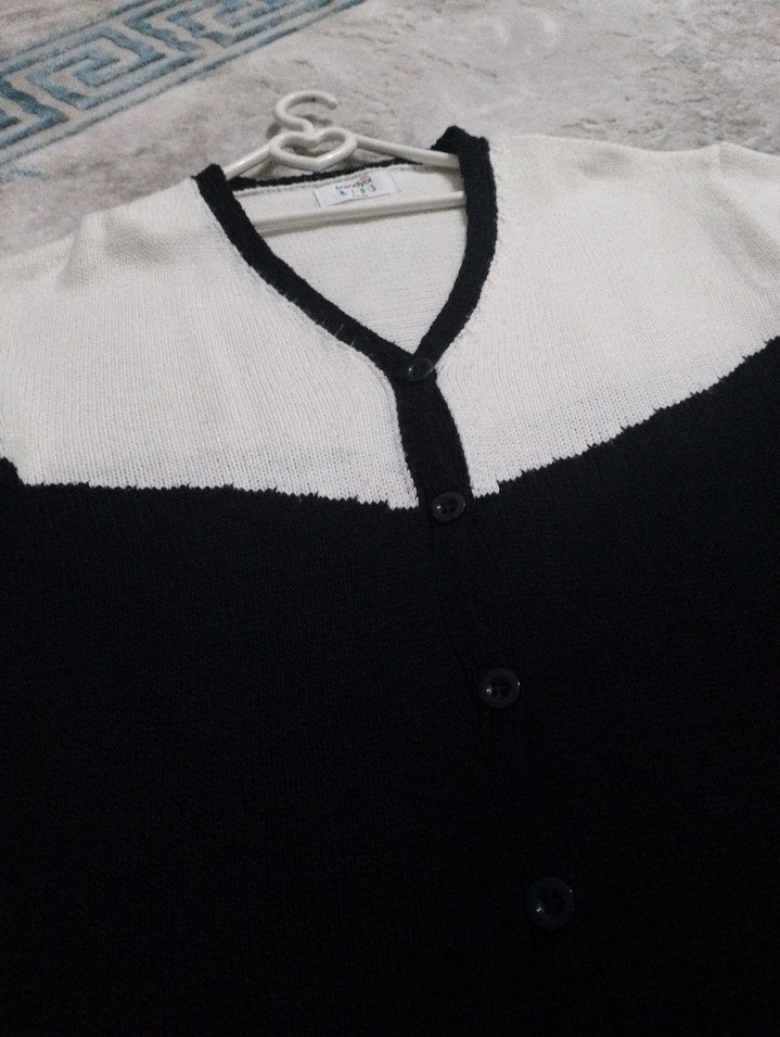 V Yaka Siyah Beyaz Örgü çocuk Hırka - Görsel 2