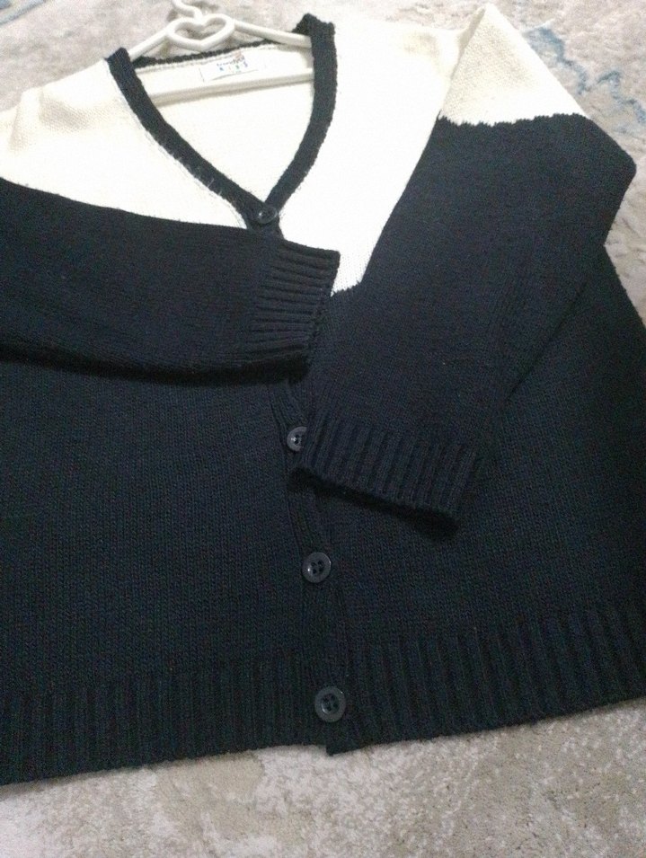 V Yaka Siyah Beyaz Örgü çocuk Hırka - Görsel 3