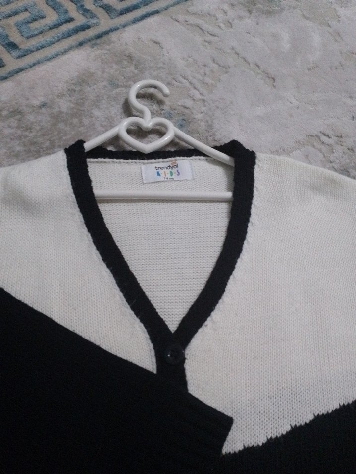 V Yaka Siyah Beyaz Örgü çocuk Hırka - Görsel 5