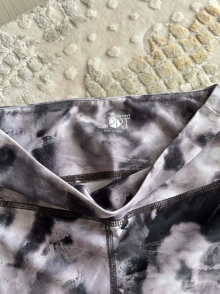 Gri Batik Desenli Kadın Tayt - Görsel 3