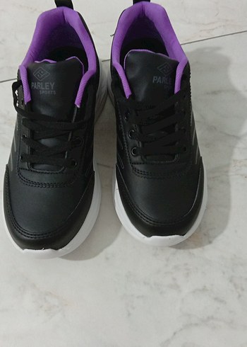 Mor Detaylı Siyah Kadın Spor Ayakkabı - Görsel 2