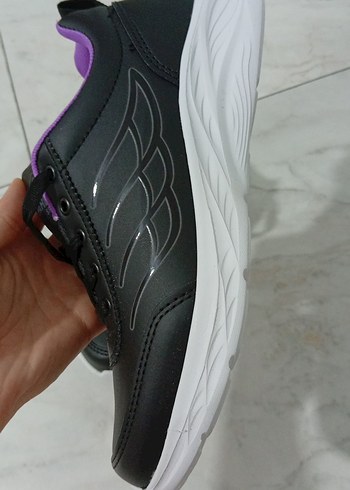 Mor Detaylı Siyah Kadın Spor Ayakkabı - Görsel 3