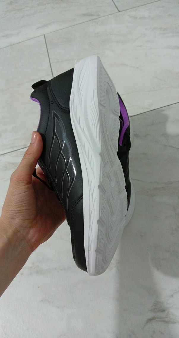 Mor Detaylı Siyah Kadın Spor Ayakkabı - Görsel 4
