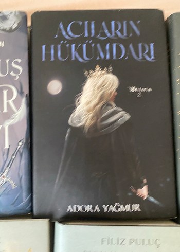Acıların Hükümdarı - Adora Yağmur