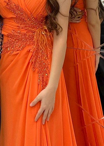 Turuncu İşlemeli Uzun Drapeli Abiye Elbise - Görsel 2