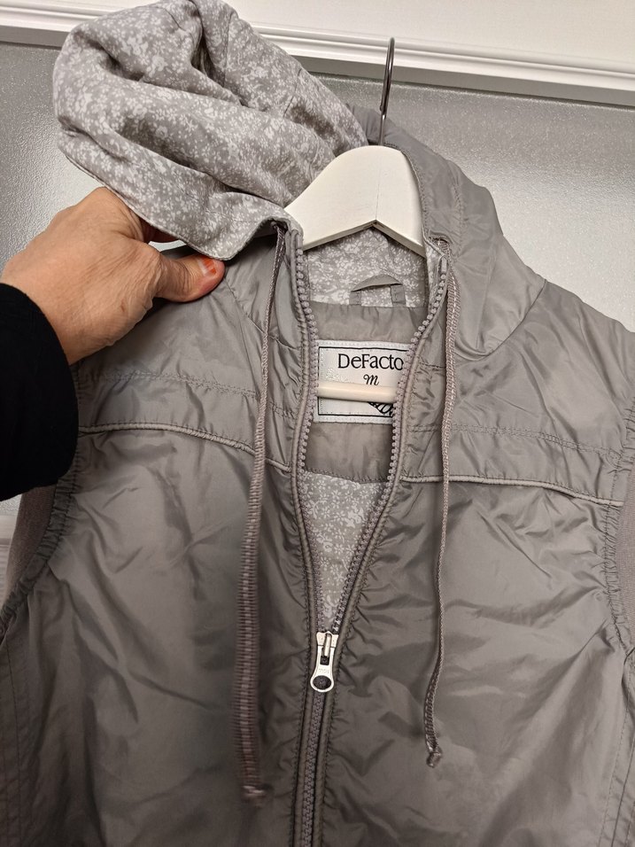 Gri Kapüşonlu Fermuarlı Kadın Spor Yelek - Görsel 4