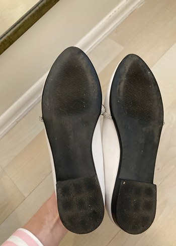 Sivri Burunlu Beyaz Tokalı Kadın Babet - Görsel 2