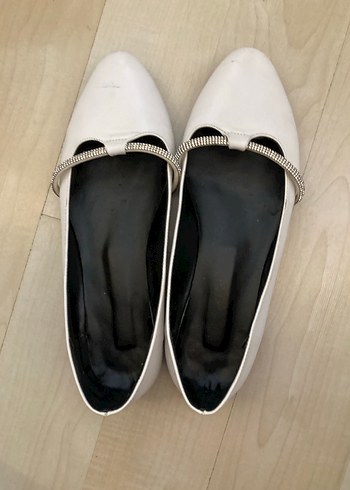 Sivri Burunlu Beyaz Tokalı Kadın Babet - Görsel 3