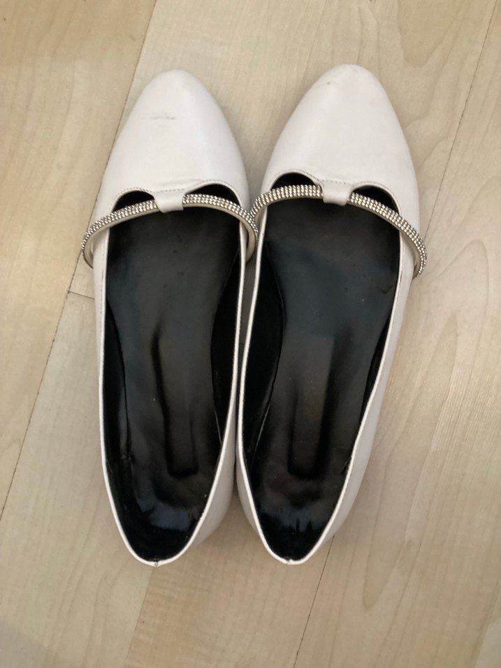 Sivri Burunlu Beyaz Tokalı Kadın Babet - Görsel 3