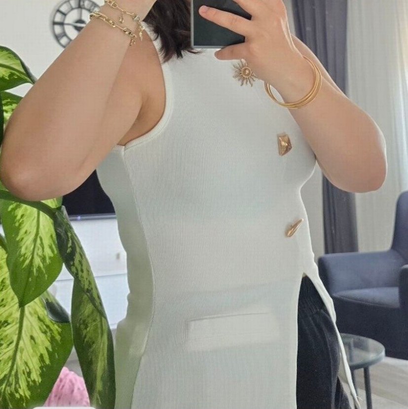 Düğmeli Beyaz Yüksek Yakalı Kolsuz Ofis Bluzu - Görsel 2