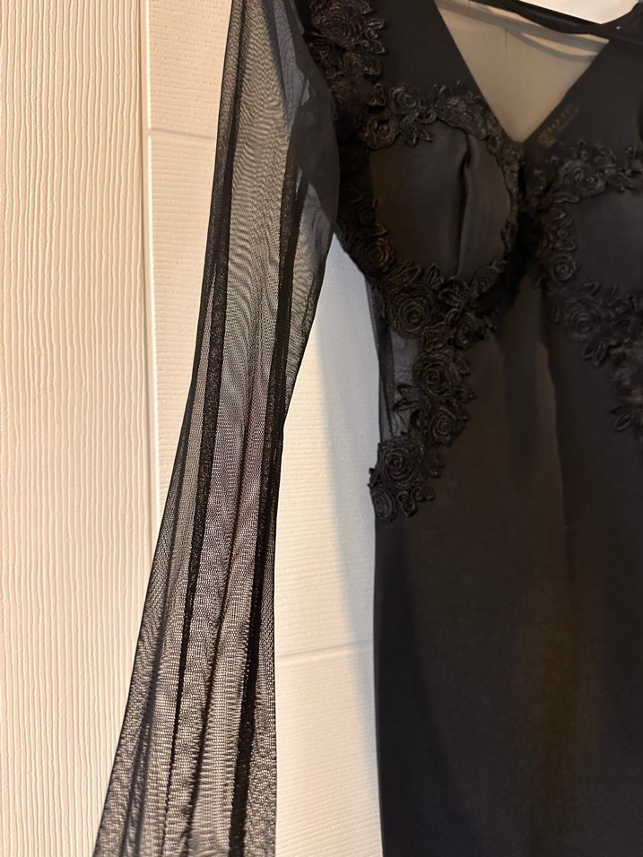 Uzun Kollu Siyah Dantel İşlemeli Gotik Elbise - Görsel 3