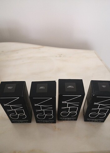 Nars NARS Light Reflecting Fondöten L4 Deuville