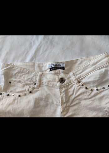 Bershka zımbalı şort - Görsel 4