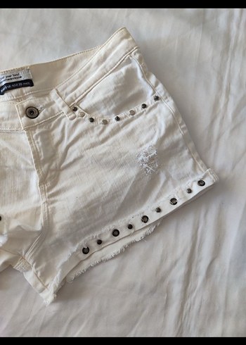 Bershka zımbalı şort - Görsel 3