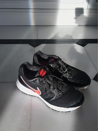 Nike Spor ayakkabisi