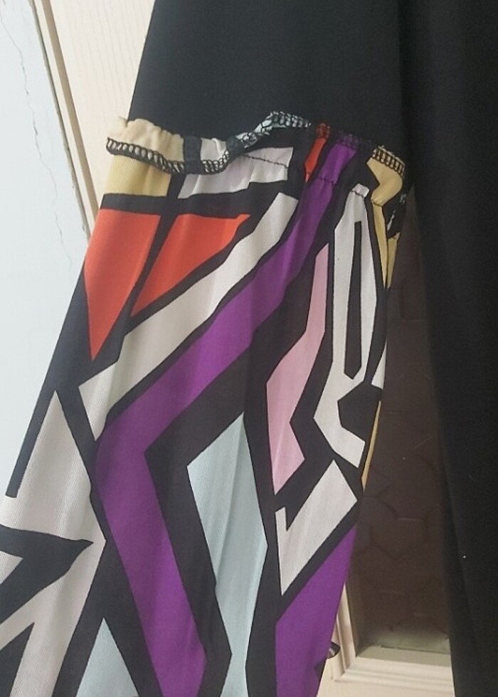 Kolları renkli siyah elbise  - Görsel 2