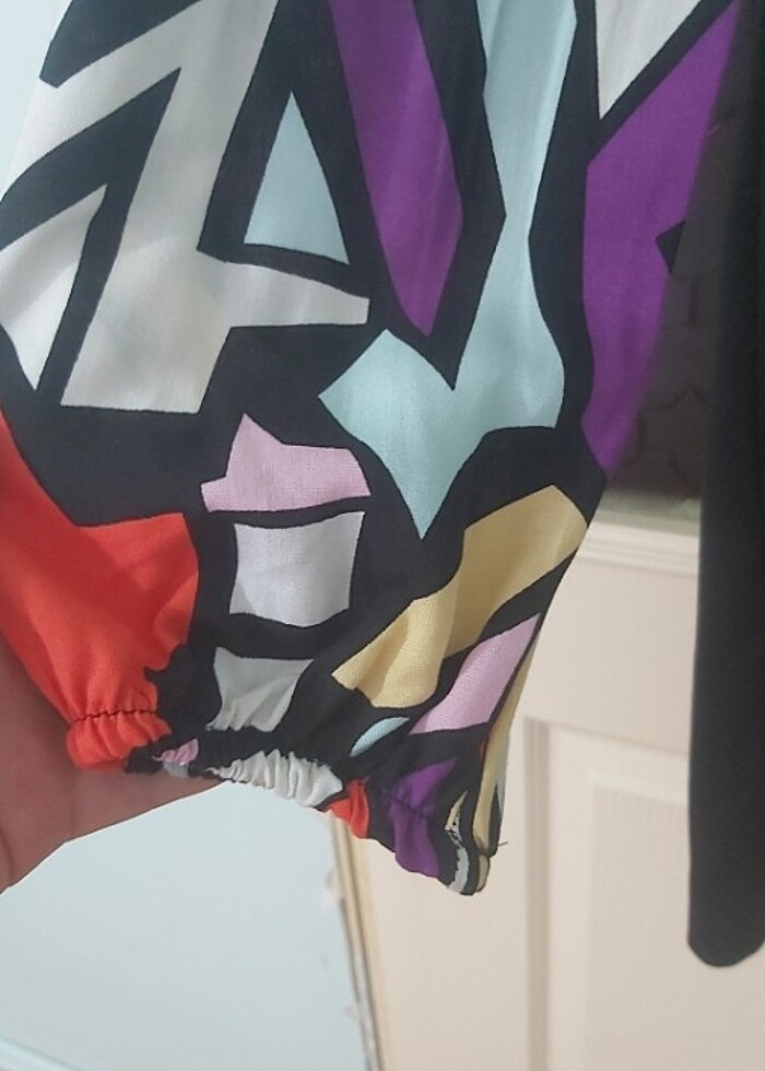 Kolları renkli siyah elbise  - Görsel 3