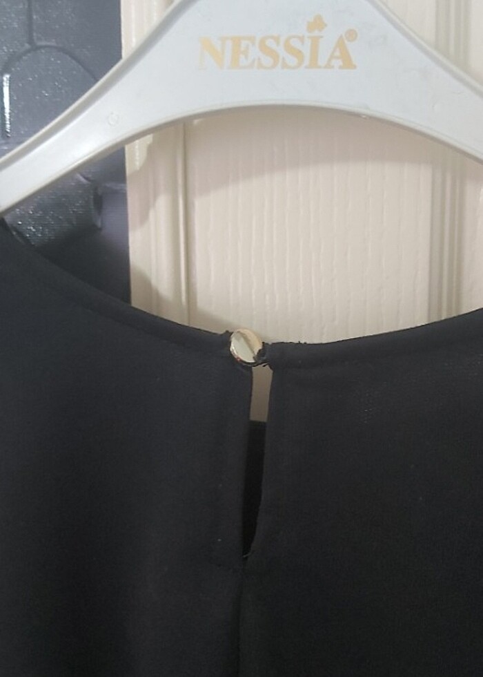 Kolları renkli siyah elbise  - Görsel 5