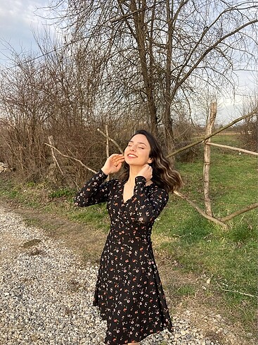 Siyah çiçekli elbise