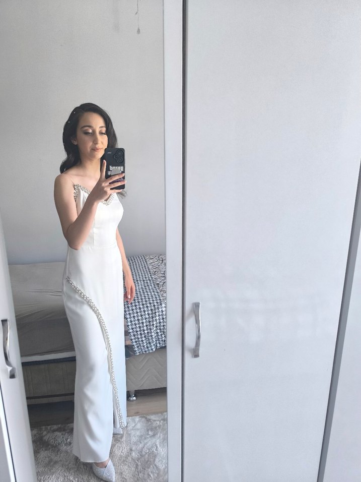 V Yakalı Beyaz Elbise - Görsel 2