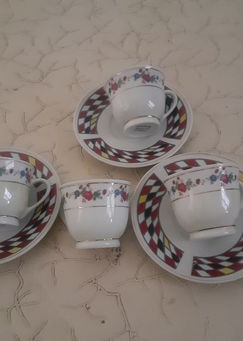 Paşabahçe Çiçek ve geometrik desenli 4 porselen fincan seti