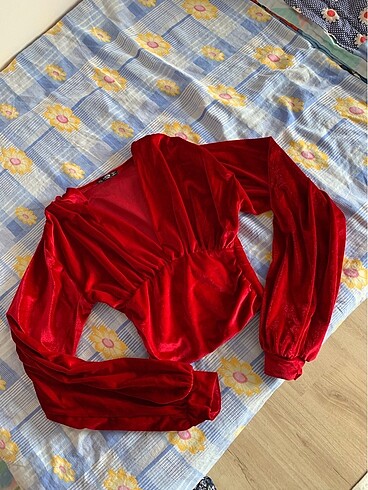 Kruvaze Yaka Kırmızı Kadife Crop Bluz