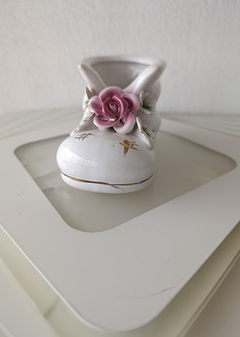 Beyaz Seramik Çiçek Detaylı Vazo - Görsel 4