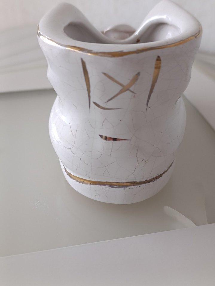 Beyaz Seramik Çiçek Detaylı Vazo - Görsel 5