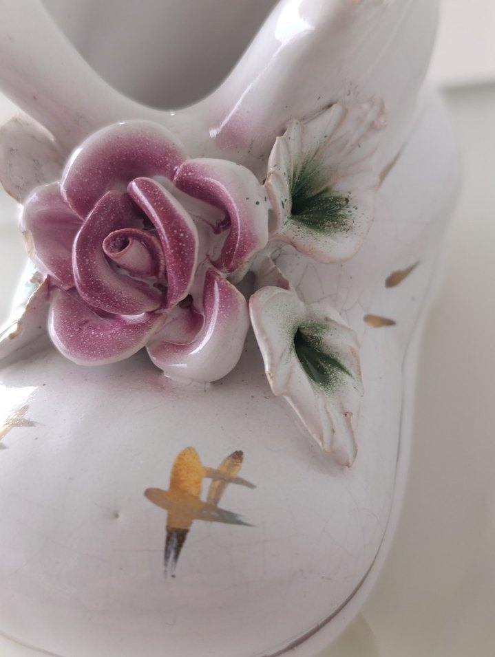 Beyaz Seramik Çiçek Detaylı Vazo - Görsel 2