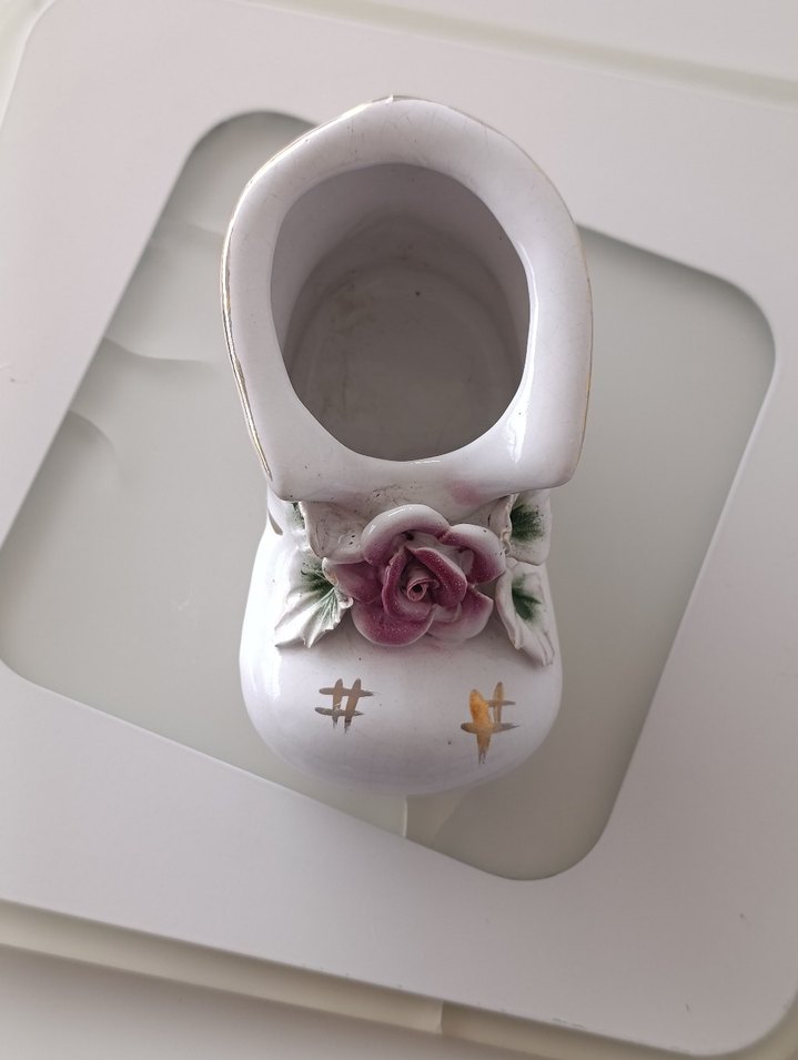 Beyaz Seramik Çiçek Detaylı Vazo - Görsel 3