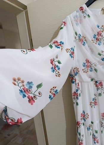 Uzun Beyaz Nakışlı şifon Elbise - Görsel 4