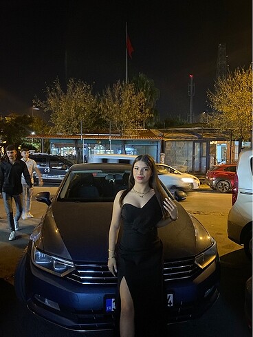 Siyah elbise yırtmaçlı
