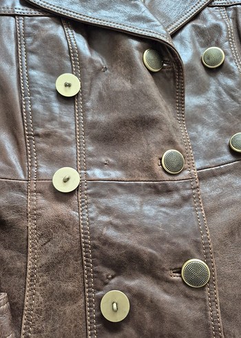 Taslanmiş gerçek Deri  önünde ve kolunda düğmeleri dikilecek. - Görsel 6
