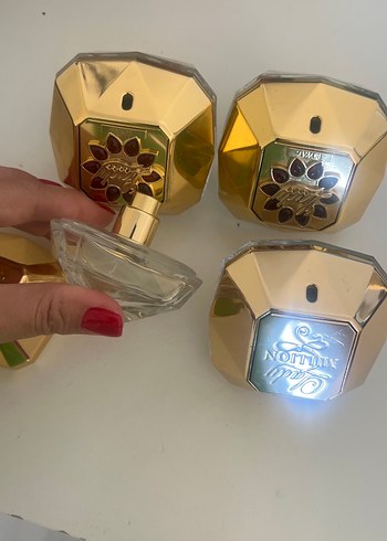 Altın Renk Kadın Parfüm Şişeleri - Görsel 2