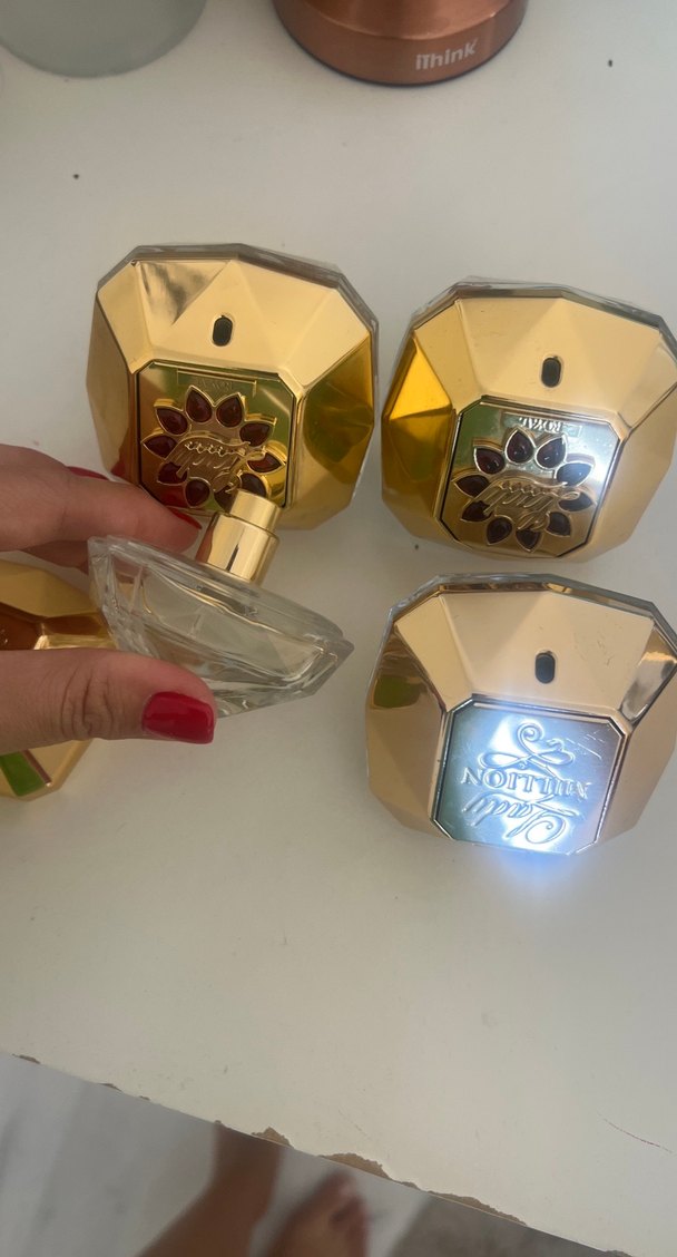 Altın Renk Kadın Parfüm Şişeleri - Görsel 2