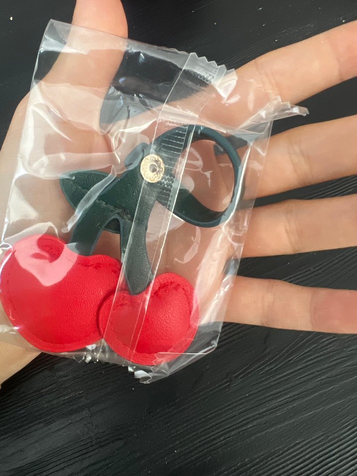 Kırmızı Kiraz Figürlü Cırt Cırtlı Anahtarlık - Görsel 2