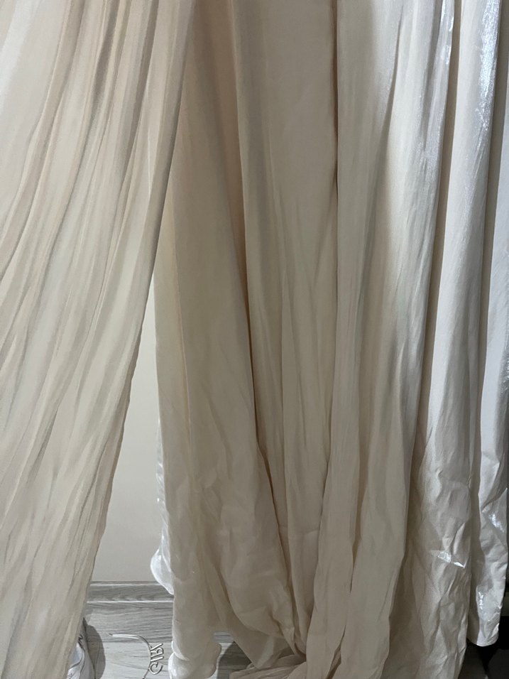 Uzun Kollu Beyaz Dökümlü elbise - Görsel 4