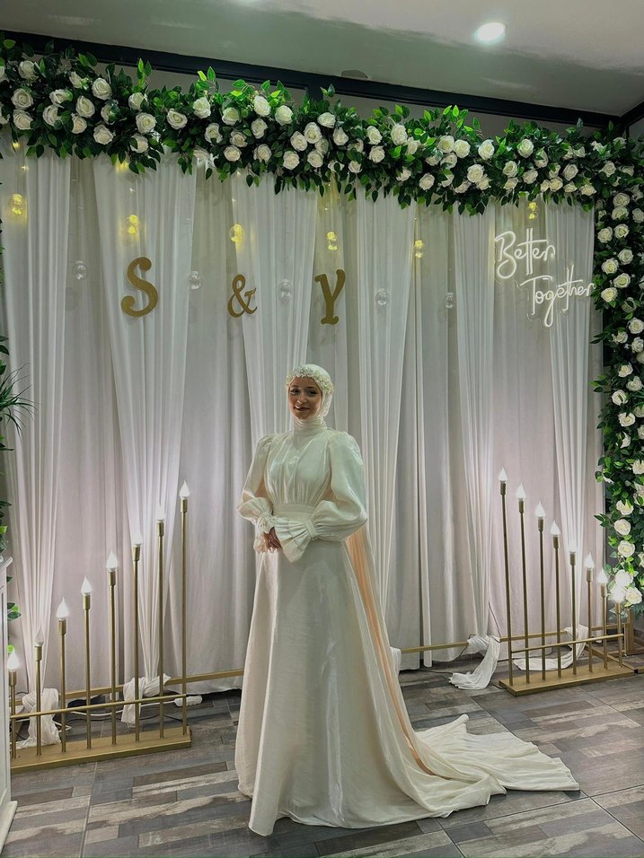 Uzun Kollu Beyaz Dökümlü elbise - Görsel 3