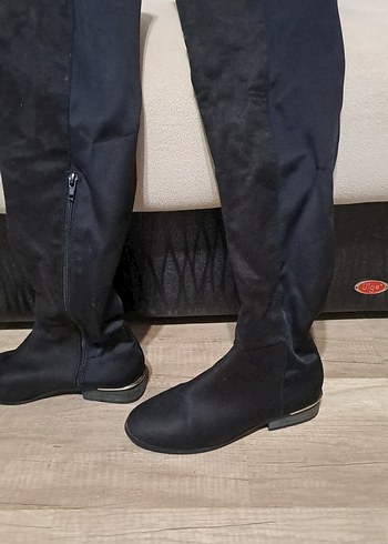 Süer uzun bot arka tarafı bacaga oturan likralı kumastır