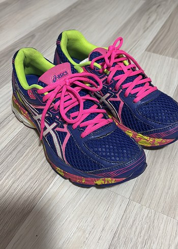 Asics Renkli Kosu Ayakkabisi