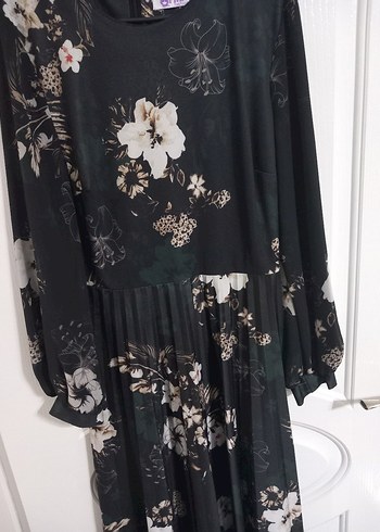 Siyah Çiçek Desenli Uzun Pilili Elbise - Görsel 3