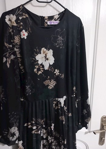 Siyah Çiçek Desenli Uzun Pilili Elbise - Görsel 2