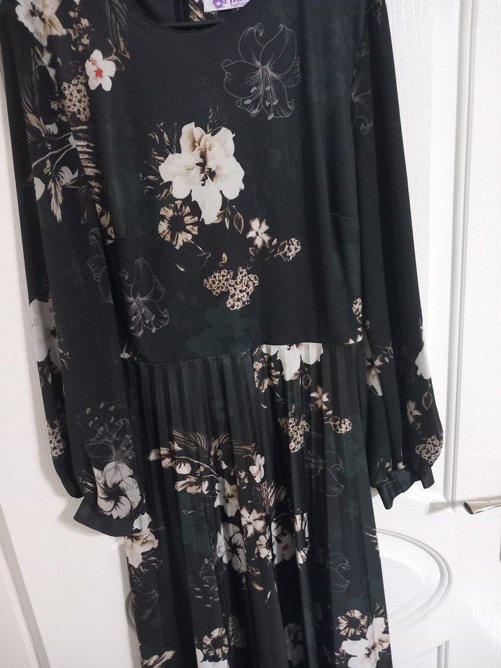 Siyah Çiçek Desenli Uzun Pilili Elbise - Görsel 3