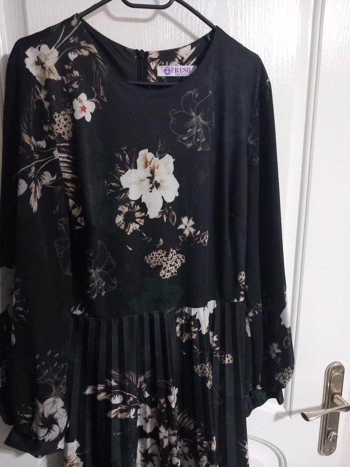 Siyah Çiçek Desenli Uzun Pilili Elbise - Görsel 2