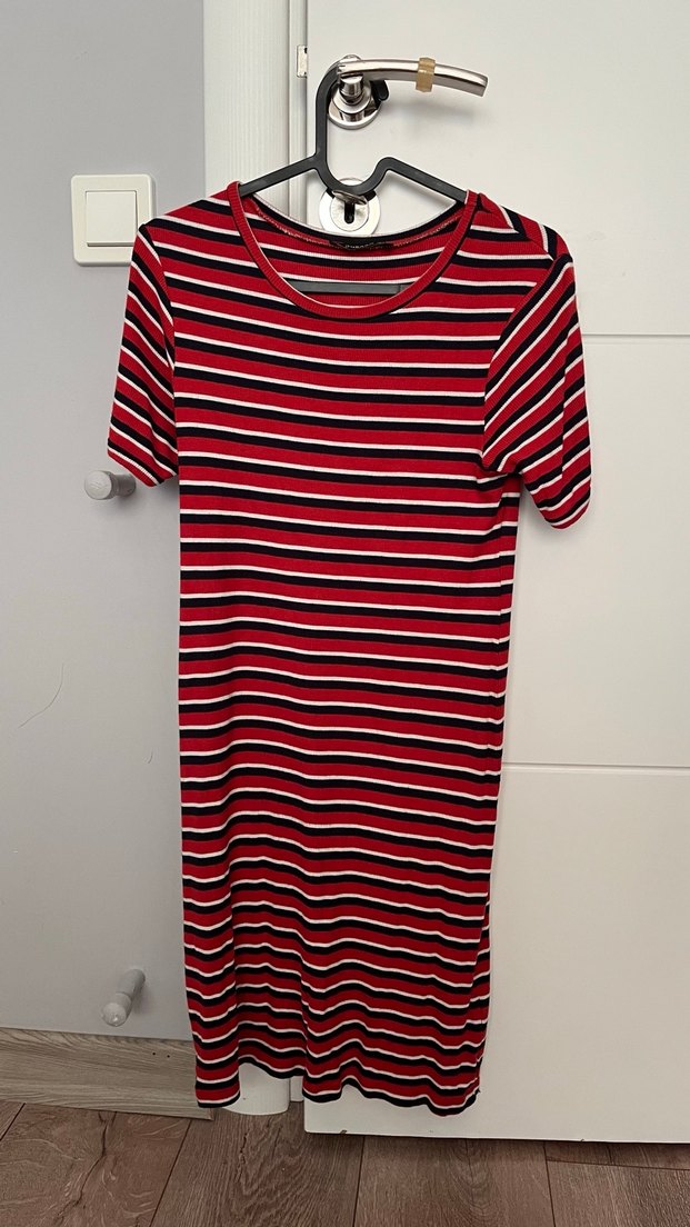 Kısa Kollu Kırmızı Çizgili Midi Elbise - Görsel 2