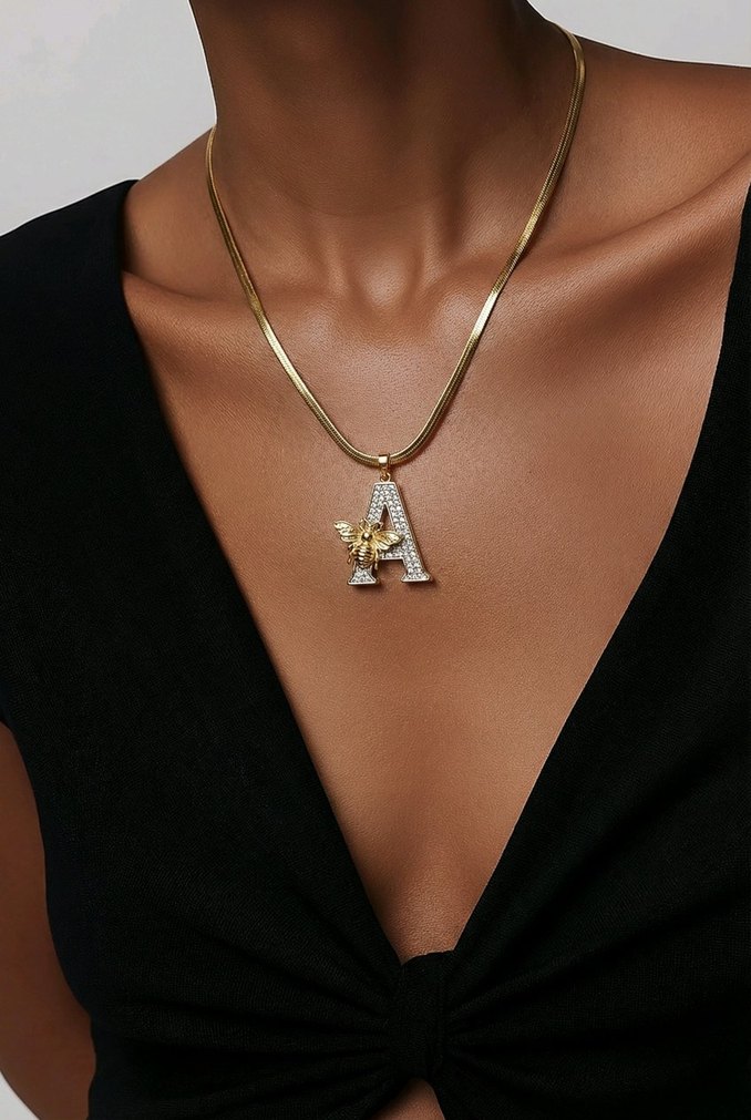 Payetli Kelebek Detaylı Altın Renkli Midi Kararmaz Çelik Kolye - Görsel 2