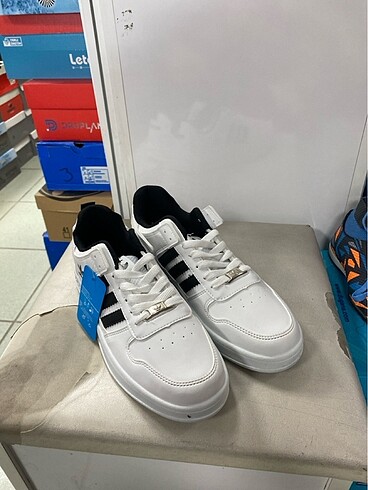 Adidas spor ayakkabısı